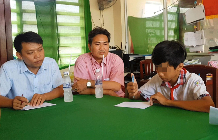 Buổi khảo sát năng lực đọc, viết của 3 HS trường THCS Đông Phước A với sự có mặt của lãnh đạo Phòng Giáo dục và Ban Giám hiệu Ảnh: NH