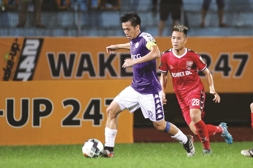 Tiền đạo Văn Quyết đang thể hiện phong độ cao trong màu áo Hà Nội FC Ảnh: VSI