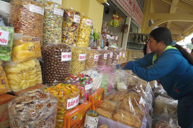 Bánh mứt nội, ngoại “3 không” tràn ngập chợ tết Sài Gòn Ảnh: U.P 