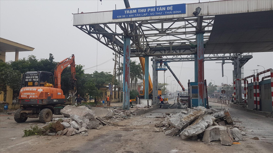 Trạm thu phí BOT Tân Đệ (Thái Bình) phải di dời về tuyến tránh Đông Hưng sau khi bị tài xế tập trung phản đối vì cho rằng trạm đặt sai vị trí Ảnh: Phạm Thanh