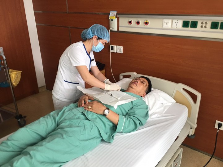 Bệnh nhân được điều trị liệu pháp miễn dịch tự thân. Ảnh: Thái Hà