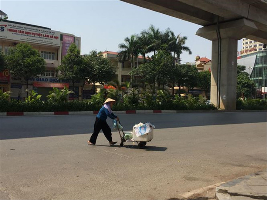 Người lao động mưu sinh dưới nắng nóng tháng 5 của Hà Nội Ảnh: Hoàng Mạnh Thắng