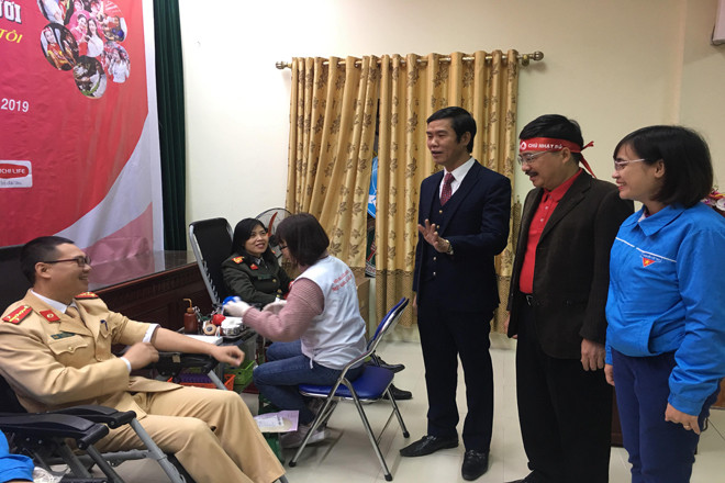 Phó tổng biên tập báo Tiền Phong Vũ Tiến và đồng chí Lê Văn Dũng, Phó Chủ tịch UBND Thành phố Phủ Lý động viên các tình nguyện viên tham gia hiến máu Ảnh: Nghiêm Huê