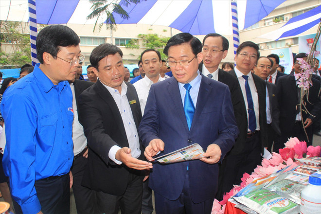  Phó Thủ tướng Vương Đình Huệ và Bí thư thứ nhất T.Ư Đoàn Lê Quốc Phong tham quan triển lãm khởi nghiệp nông nghiệp tại trường ĐH Nông lâm TPHCM Ảnh: NGÔ TÙNG