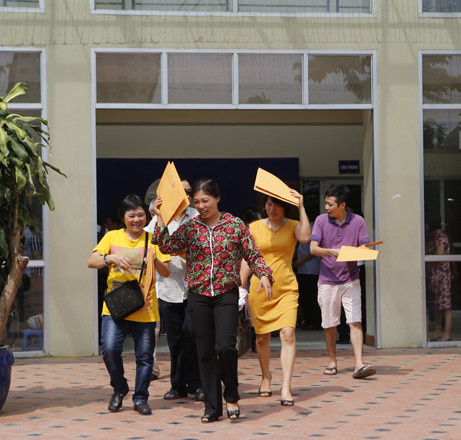 Phụ huynh mua hồ sơ đăng ký vào lớp 6 Trường Lương Thế Vinh trong những năm cấm thi