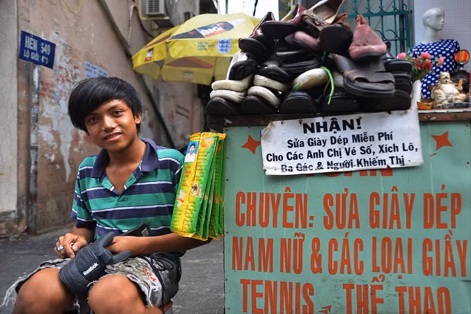 Sửa giày miễn phí cho người nghèo