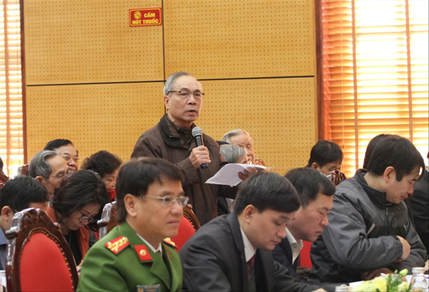 Cử tri Hà Nội phát biểu tại buổi tiếp xúc cử tri ngày 7/12 