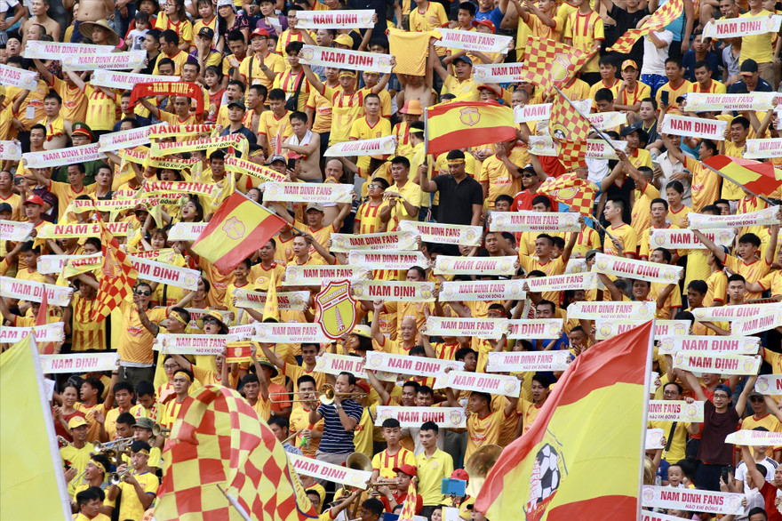 CĐV Nam Định phủ kín sân Thiên Trường trong ngày đội nhà tiếp CLB HAGL Ảnh: VSI