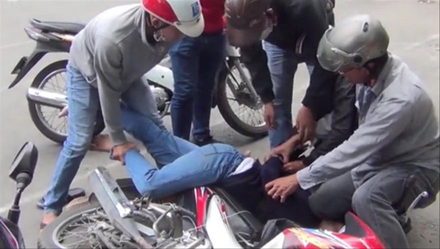 Trinh sát bắt Trần Thiên Bảo. Ảnh: CA 