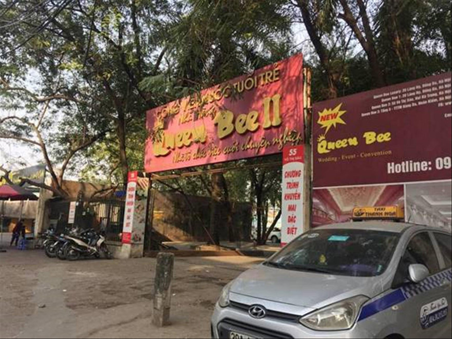 Một nhà hàng nhộn nhịp trên đất quy hoạch cây xanh của Công viên