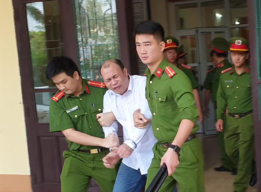 Bùi Mạnh Giáp bị lực lượng chức năng giải đi trong nỗi thất vọng