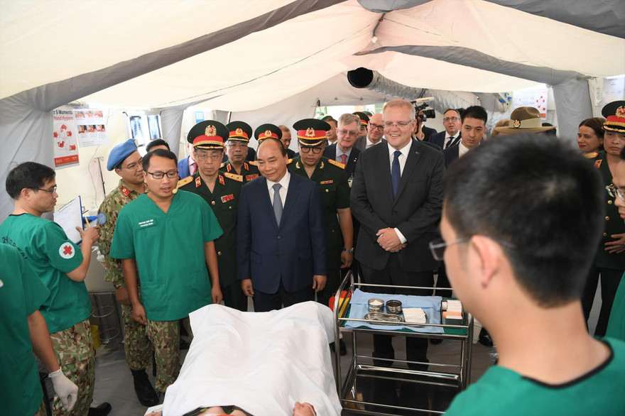 Thủ tướng Nguyễn Xuân Phúc và Thủ tướng Scott Morrison thăm Bệnh viện dã chiến cấp 2 số 2, chiều 23/8 ẢNH: NHƯ Ý
