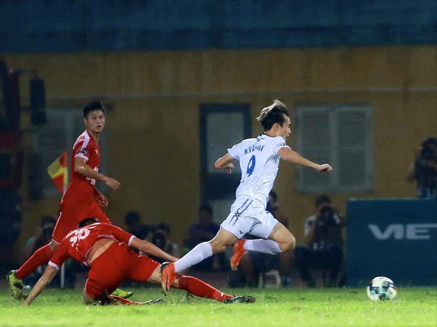 Với phong độ cao thời gian qua, Văn Toàn nhiều khả năng được HLV Park Hang Seo trọng dụng ở King’s Cup Ảnh: VSI