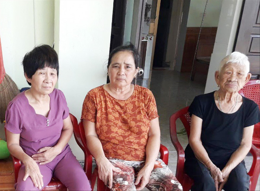 Bà Cao Thị Dậu (ngoài cùng bìa trái) đã trở về với mẹ (ngoài cùng bìa phải) và gia đình sau 30 năm mất tích 