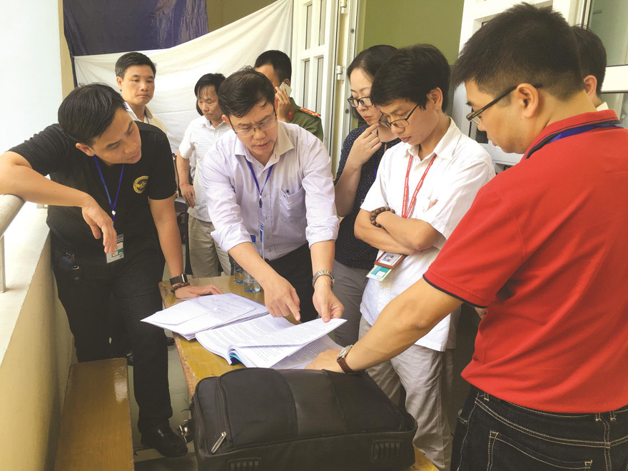 Bàn thảo phương án chấm thi trắc nghiệm Ảnh: Nghiêm Huê