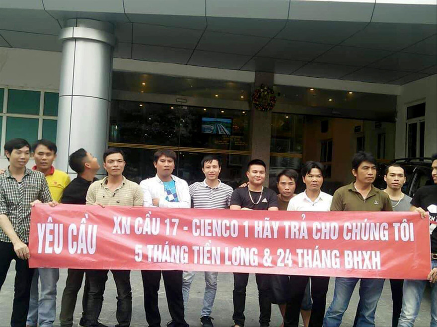 Mới đây, một số lao động tại công ty của Cienco1 kéo tới trụ sở tổng công ty căng biển đòi lương và nợ bảo hiểm xã hội Ảnh: Dương Hưng