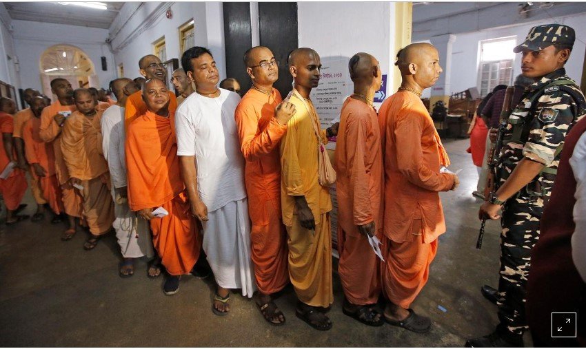 Binh lính cầm vũ khí gác tại một điểm bầu cử tại Kolkata ngày 19/5 Ảnh: Reuters