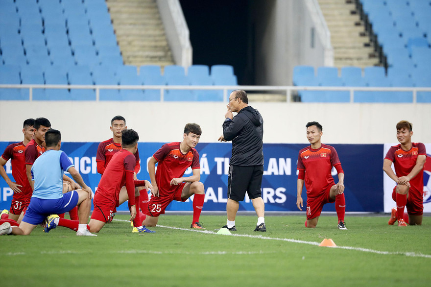 HLV Park Hang seo hướng dẫn các tuyển thủ tập luyện Ảnh: VSI