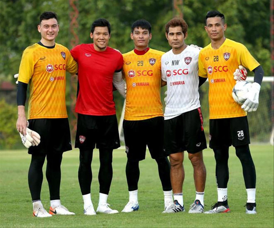 Văn Lâm và Kawin (thứ 2 bên trái) cùng tập luyện ở Muangthong