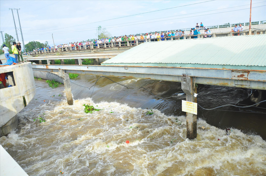 Người dân xem xả đập Trà Sư để đón phù sa từ thượng nguồn về