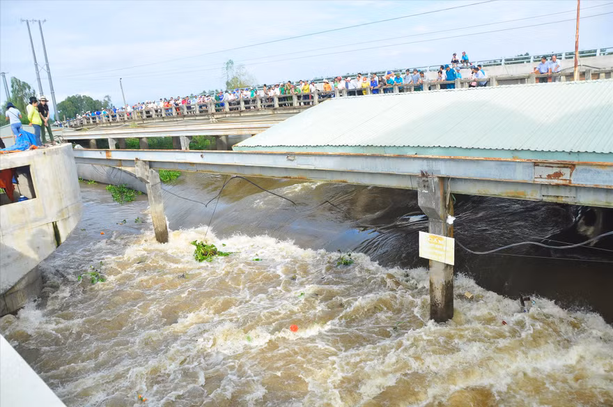 Người dân xem xả đập Trà Sư để đón phù sa từ thượng nguồn về