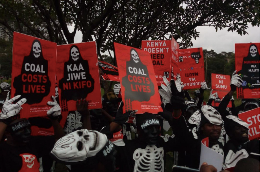  Các nhà hoạt động môi trường ở Kenya biểu tình phản đối dự án điện than Ảnh: SCMP