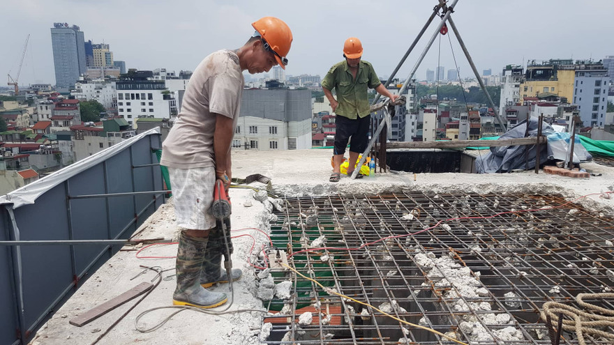 Lực lượng chức năng bắt đầu 'cắt ngọn', phá dỡ công trình 58 - 60 Đào Duy Từ