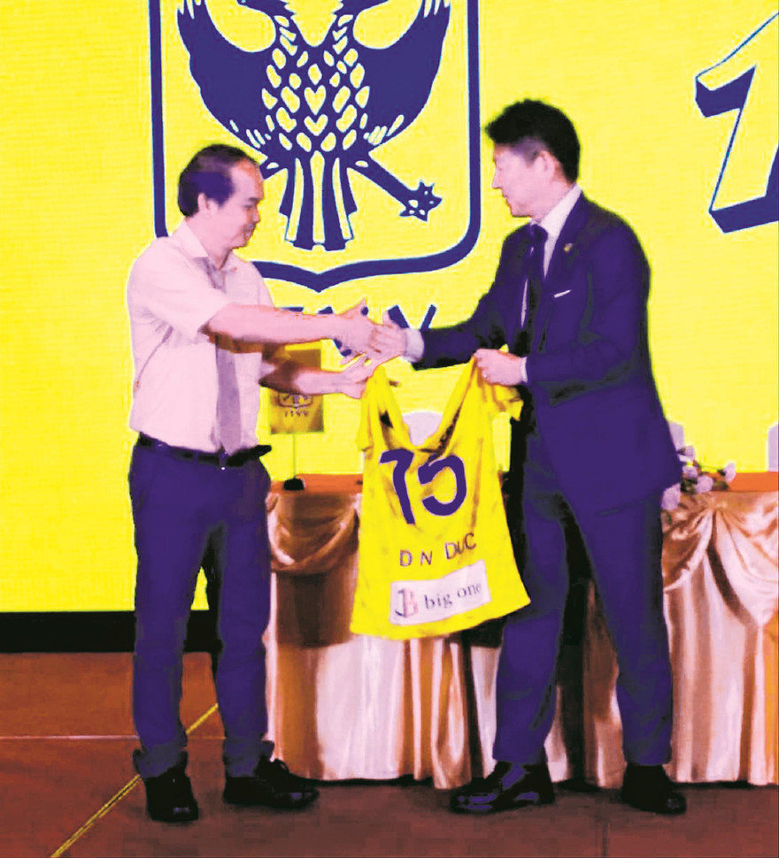 Bầu Đức (trái) tại lễ ký hợp đồng của Công Phượng với CLB Sint Truidense của Bỉ Ảnh: T.VŨ 