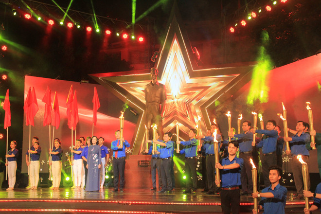 Nghi thức truyền đuốc "Tuổi trẻ Việt Nam nhớ lời Di chúc theo chân Bác" ẢNH: Ngô Tùng