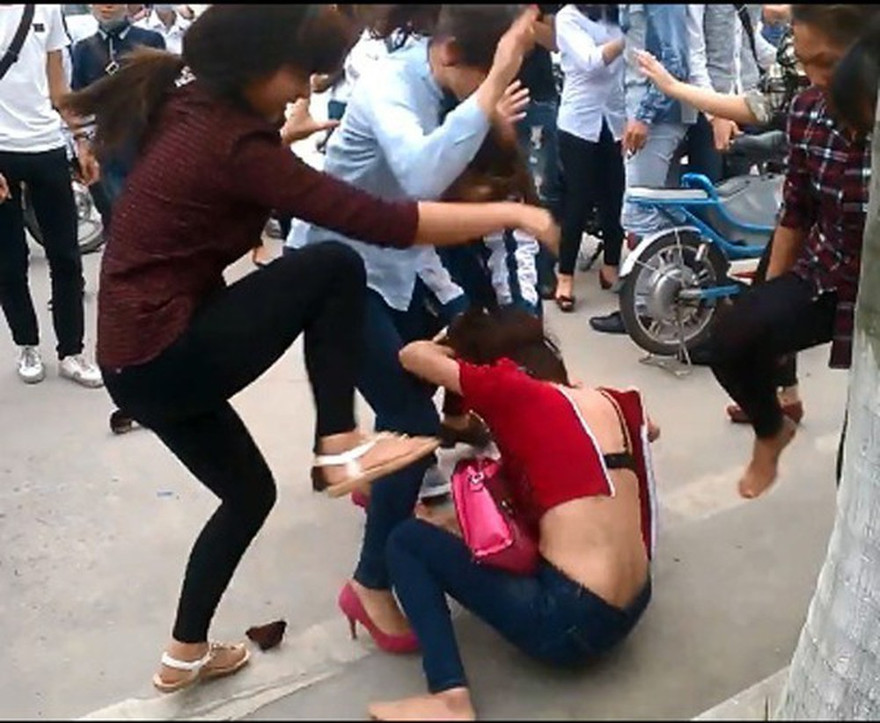 Học sinh bị đánh hội đồng rồi tung lên mạng Ảnh: st 