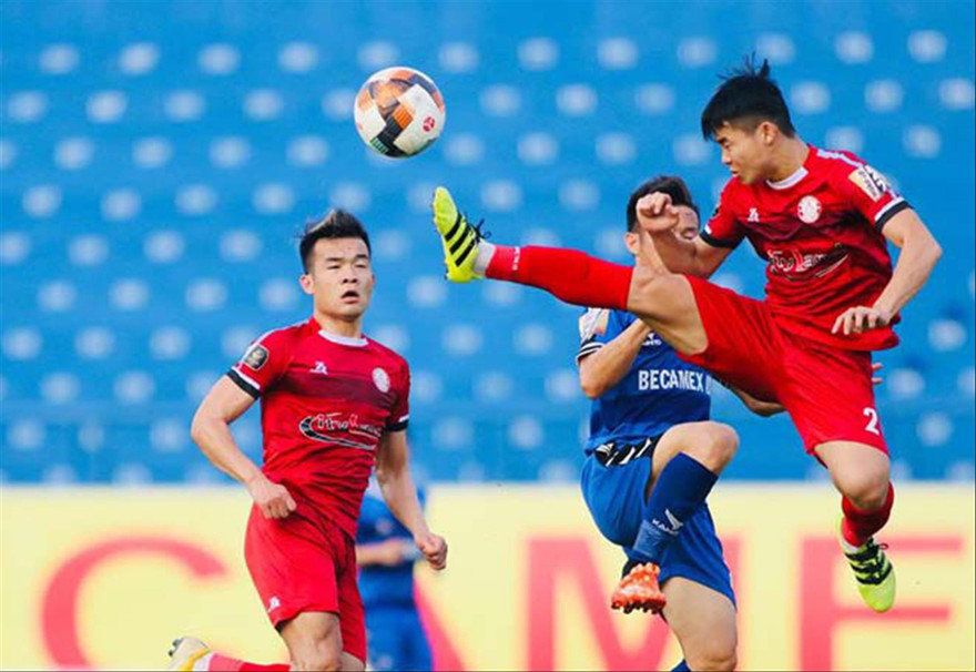 TPHCM (đỏ) lấy lại ngôi đầu sau chiến thắng trước B.Bình Dương Ảnh: 24h