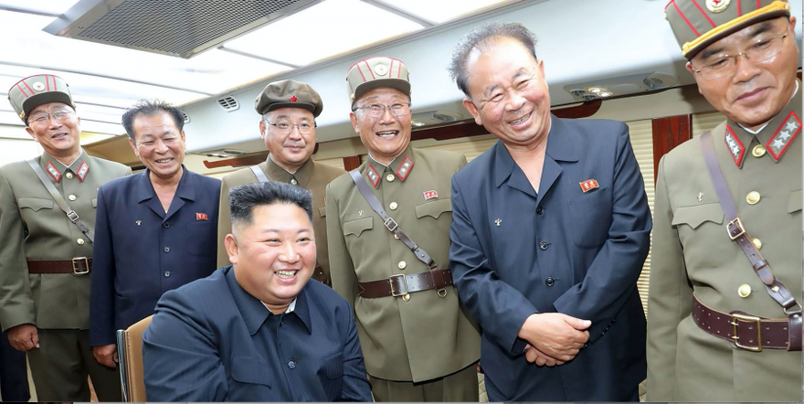 Nhà lãnh đạo Triều Tiên Kim Jong Un quan sát vụ thử vũ khí tầm ngắn hôm 10/8