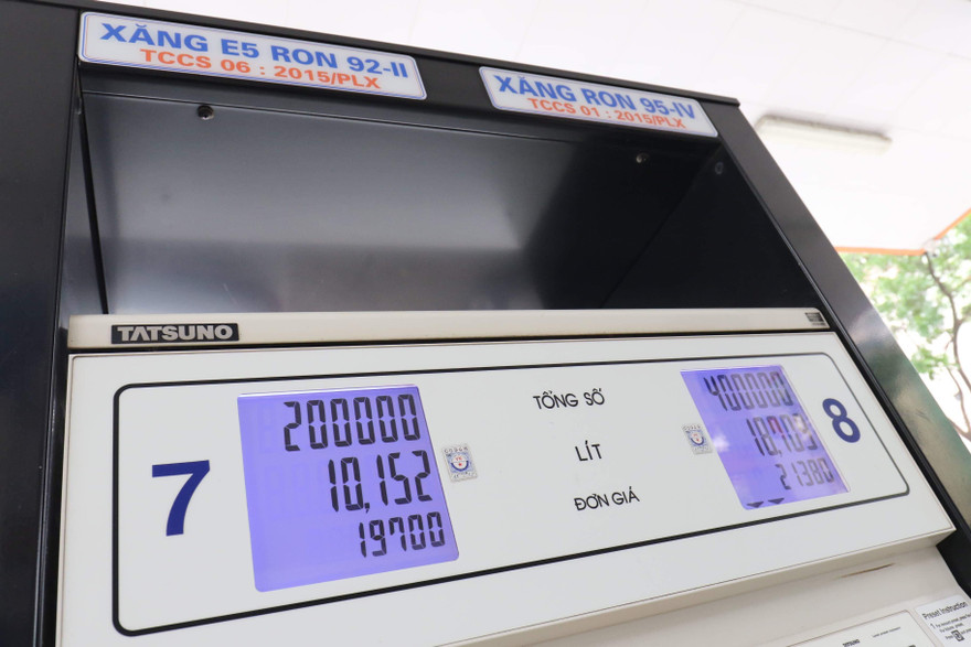 Giá xăng tăng mạnh 1.200 đồng mỗi lít từ 17/4. Ảnh: Như Ý