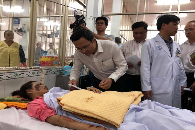 Ông Khuất Việt Hùng, Phó Chủ tịch Ủy ban ATGT Quốc gia động viên các nạn nhân 