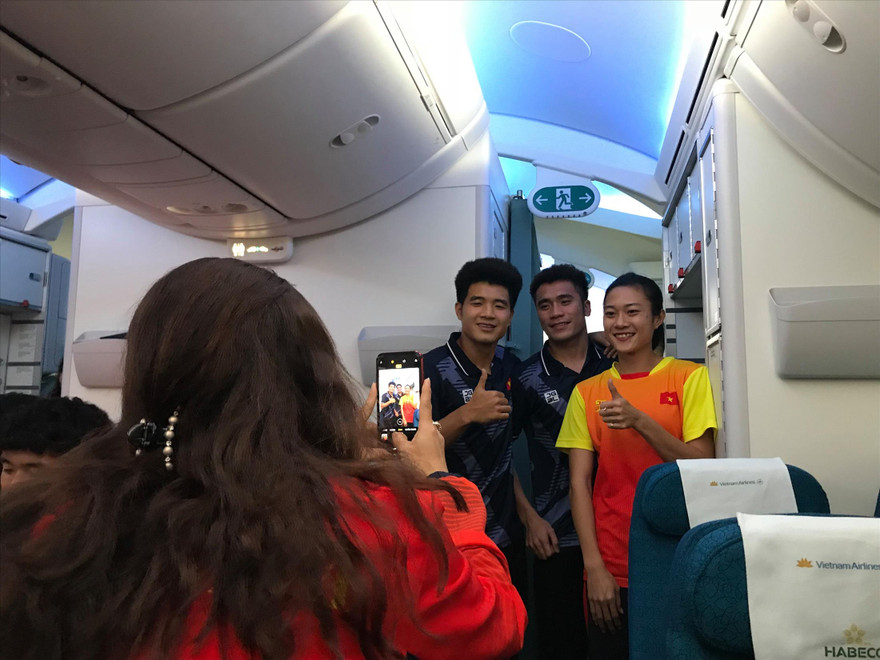 Tú Chinh tranh thủ chụp hình cùng Đức Chinh và Tiến Dụng