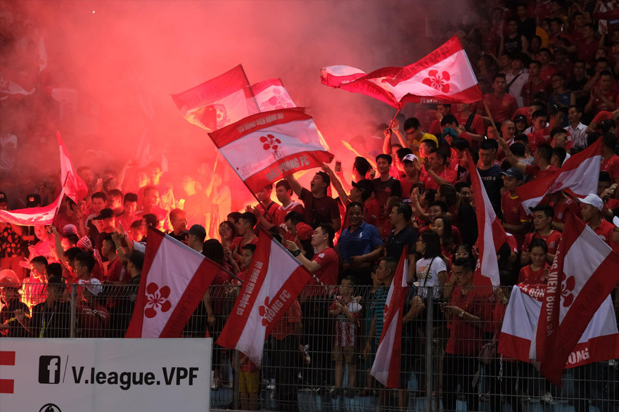 CĐV Hải Phòng đốt pháo sáng trên khán đài sân Hàng Đẫy tối 21/4 Ảnh: NHƯ Ý 