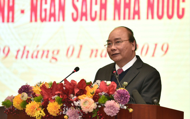 Thủ tướng trao đổi với các đại biểu dự hội nghị. Ảnh: VGP/Nhật Bắc