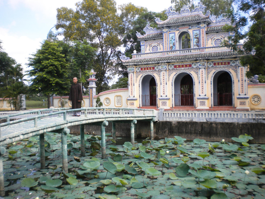 Ao sen trước chùa Sắc Tứ 