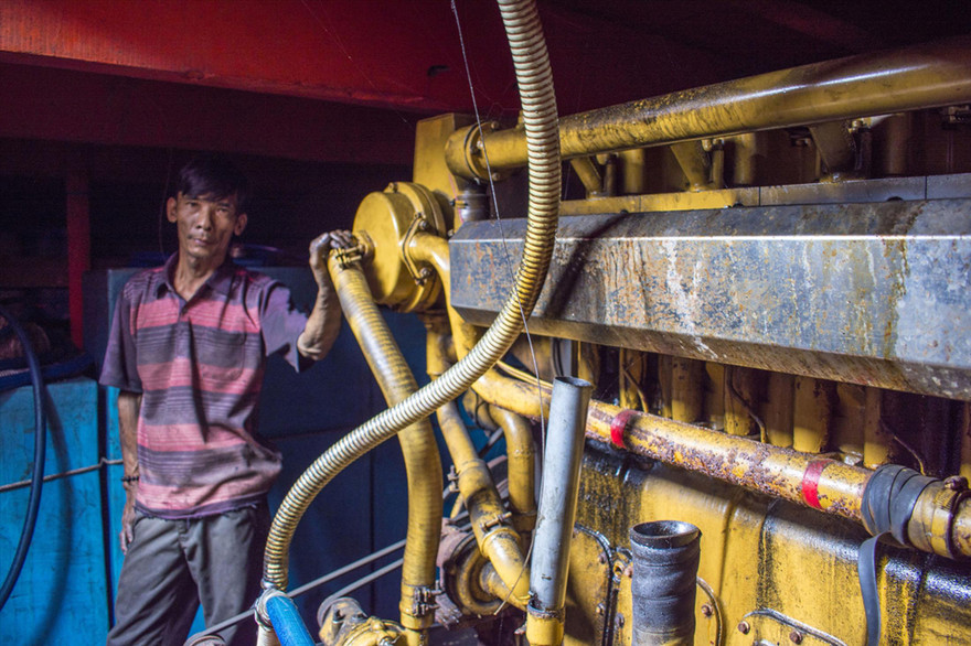 Thuyền trưởng Thanh lấm lem dầu mỡ và vật vã vì máy thủy Trung Quốc Ảnh: L.V.C 