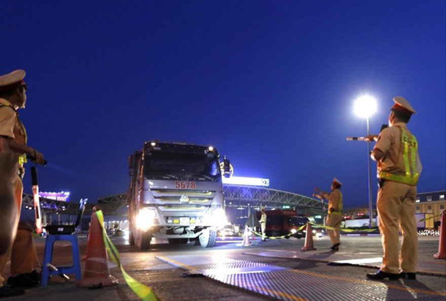 CSGT được dừng xe xử lý vi phạm trên cao tốc Ảnh: Hoàng Mạnh Thắng