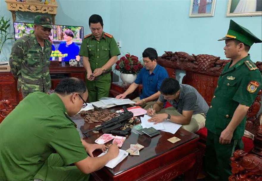 Bắt giữ, khám xét nhà các đối tượng buôn ma túy ở Tân Thanh (Lạng Sơn) Ảnh: Duy Chiến