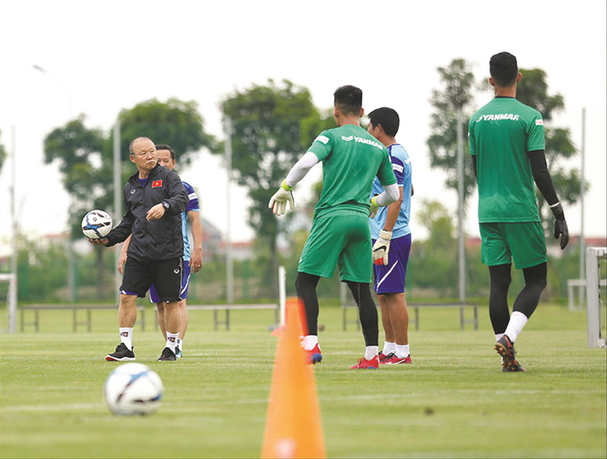 HLV Park Hang Seo hướng dẫn các thủ môn trong buổi tập đầu tiên của đợt tập trung tháng 8 của tuyển thủ U22 Ảnh: CTV 