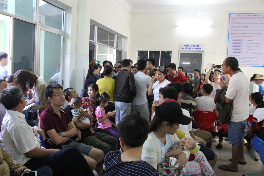 Người dân chen chúc đăng ký suất tiêm 6 trong 1 tại Trung tâm kiểm soát bệnh tật thành phố Đà Nẵng Ảnh: Thanh Trần