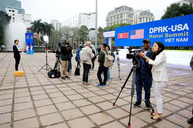 Phóng viên các hãng thông tấn quốc tế đang tác nghiệp tại Hà Nội Ảnh: Hồng Vĩnh