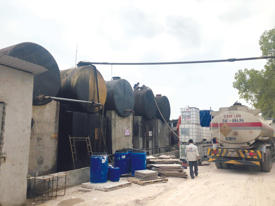 Kho lưu trữ dầu thải tại Công ty Gốm sứ Thanh Hà Ảnh: Quang Lộc