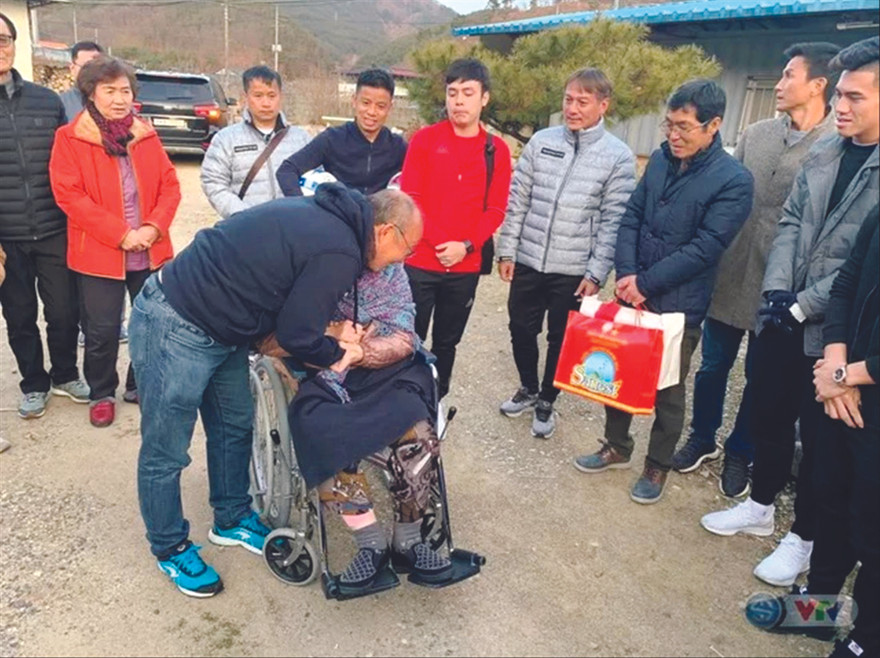 HLV Park Hang Seo xúc động khi gặp mẹ ở nhà dưỡng lão