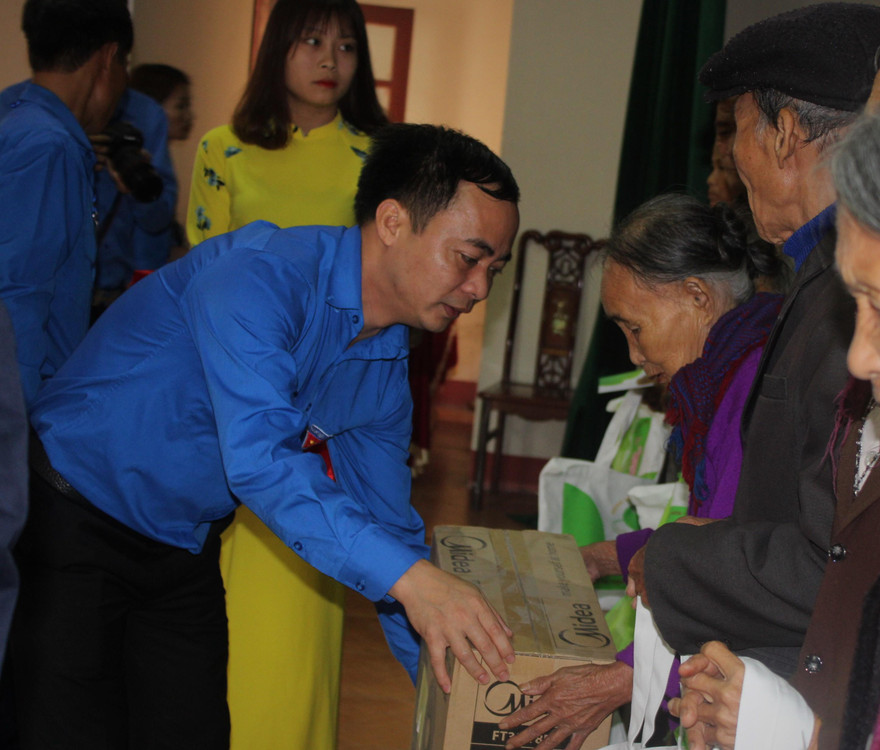 Anh Nguyễn Hồng Hải, Phó trưởng ban thường trực Ban Tổ chức T.Ư Đoàn trao quà cho gia đình chính sách trên quê hương anh hùng Lý Tự Trọng ở xã Việt Xuyên, Thạch Hà, Hà Tĩnh Ảnh: P.H