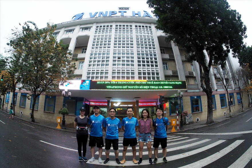 Anh Nguyễn Quang Chiến (thứ 3 bên phải) cùng các bạn chạy VNPT ảnh: H.P