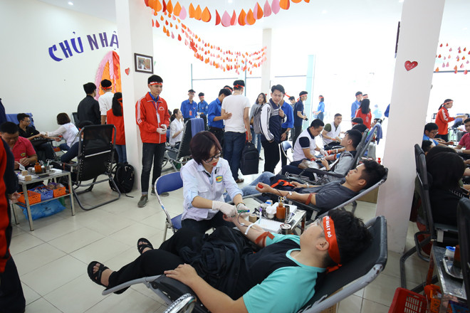 Hiến máu hưởng ứng Chủ nhật Đỏ tại ĐH Bách khoa Hà Nội Ảnh: Như Ý