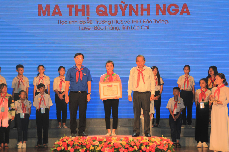 Phó Thủ tướng Thường trực Trương Hòa Bình và Bí thư thứ nhất T.Ư Đoàn Lê Quốc Phong tuyên dương các bạn nhỏ tiêu biểu 